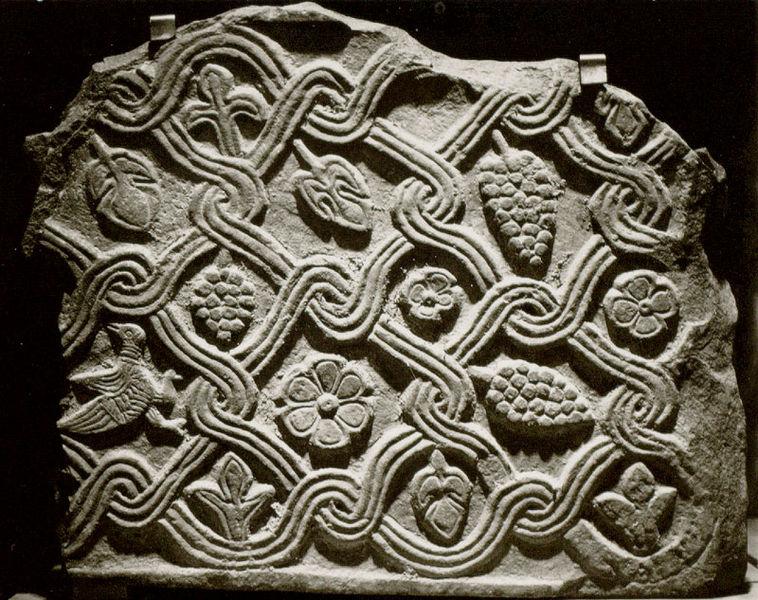 Datei:Frauenchiemsee Chorschrankenplatte 1.jpg