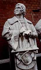 Büste Ludwigs V. von Eyb des Bildhauers Otto Lessing (1846-1912). Das Denkmal wurde 1900 in der Neuen Siegesallee in Berlin errichtet und 1947 beseitigt. 1978 wurde es mit weiteren Denkmälern ausgegraben und in das Lapidarium nach Berlin-Kreuzberg verbracht, wo 1981 diese Aufnahme entstand. Seit 2009 befindet sich die Skulptur zur Restaurierung in der Zitadelle Spandau. (Archiv Eyb)