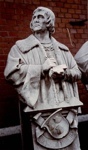 Büste Ludwigs V. von Eyb des Bildhauers Otto Lessing (1846-1912). Das Denkmal wurde 1900 in der Neuen Siegesallee in Berlin errichtet und 1947 beseitigt. 1978 wurde es mit weiteren Denkmälern ausgegraben und in das Lapidarium nach Berlin-Kreuzberg verbracht, wo 1981 diese Aufnahme entstand. Seit 2009 befindet sich die Skulptur zur Restaurierung in der Zitadelle Spandau. (Archiv Eyb)