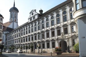 Gebäude der ehemaligen Universität und Studienkirche Dillingen. (Foto von GFreihalter lizensiert durch CC BY-SA 3.0 via Wikimedia Commons)]]