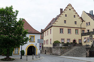 Ehemaliges markgräfliches Kanzleigebäude in Kulmbach. Das Gebäude wurde von Caspar Vischer (c. 1510-1579) 1561-1563 errichtet. Nach der Verlegung der Kanzlei nach Bayreuth wurde es von verschiedenen Behörden genutzt. (Foto von Tilman2007 lizensiert durch CC BY-SA 3.0 via Wikimedia Commons)