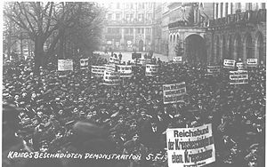 Demonstration von Kriegsbeschädigten vor dem Ministerium für soziale Fürsorge am Münchner Promenadenplatz, 5. Januar 1919. (Bayerische Staatsbibliothek, Bildarchiv, hoff-5157)