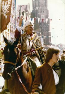 Kaiser Friedrich III. (reg. 1440-1493) 1978 dargestellt von Hans Schäfer auf dem Festzug zur Erinnerung an die Landshuter Hochzeit. (Foto: Achatz, Verein "Die Förderer" e. V.)