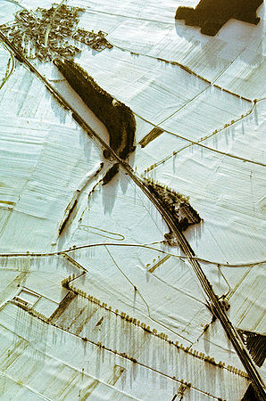 Winterluftbild des Karlsgrabens. Aufnahmedatum: 19.02.1985. (Bayerisches Landesamt für Denkmalpflege, Luftbildarchiv, Archivnr. 7130/27, Filmnr. 3840a/37, Bildautor: Otto Braasch)