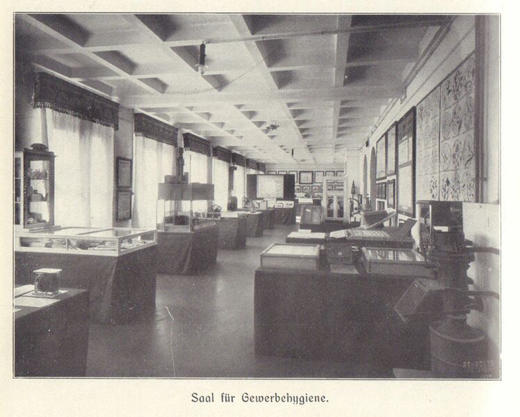 Datei:Saal Gewerbehygiene Bayerisches Arbeiter-Museum.jpg