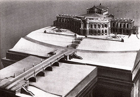 Undatierte Fotografie des Modells für das Wagner-Festspielhaus, das König Ludwig II. von Gottfried Semper (1803-1879) in München erbauen lassen wollte. Abb. aus: Paul Bülow, Bayreuth. Die Stadt der Wagner-Festspiele 1876-1936, Leipzig 1936, nach S. 42. (Bayerische Staatsbibliothek, Z 36.312, 1-5)