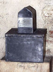 Die Urne Herzog Georgs (1455-1503) in der Wittelsbachergruft des Ingolstädter Liebfrauenmünsters. Die kleine Urne darüber enthält das Herz von Anna von Bourbon (um 1380-1408), der ersten Gemahlin Ludwigs des Bärtigen (1368-1447). (Foto: Stadt Ingolstadt/Gebhard)