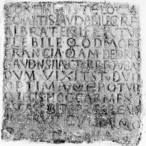 Grabinschrift Gräfin Albrat (2. Hälfte des 11. Jahrhunderts), Pfarrkirche Kühbach (Lkr. Aichach-Friedberg), romanische Majuskel. (Foto: Bayerische Akademie der Wissenschaften, Kommission für die Herausgabe der Deutschen Inschriften des Mittelalters und der frühen Neuzeit)