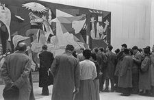 Besucher der Picasso-Ausstellung im Haus der Kunst vor dem Gemälde "Guernica", November 1955. Fotograf: Rudi Dix. (Stadtarchiv München, FS-NL-RD-0833B06)