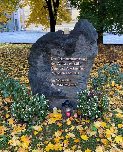 Datei:Denkmal Truemmerfrauen.jpg