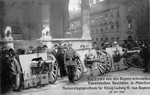 Aufstellung erbeuteter französischer Geschütze vor der Feldherrnhalle, 25. August 1914. Fotografie (Postkarte). (Bayerische Staatsbibliothek, Bildarchiv hoff-4532)
