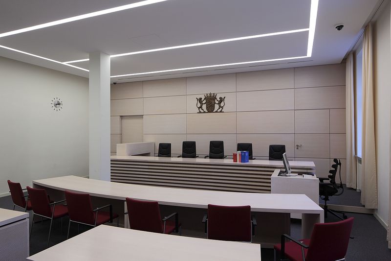 Datei:Sitzungssaal 3 Bayerischer Verwaltungsgerichtshof.jpg