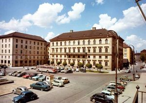 Das Verwaltungsgebäude am Wittelsbacherplatz in München wurde 1949 zur neuen Firmenzentrale. 1957 erwarb Siemens das klassizistische „Ludwig-Ferdinand-Palais“ und setzte damit ein deutliches Zeichen für den Standort München, Aufnahme um 1956. (Siemens Historical Institute)