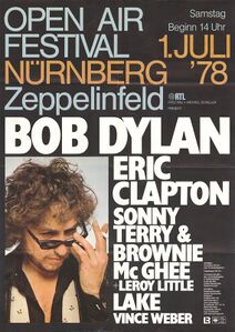 Plakat zum Konzert von Bob Dylan, 1978. Beim Open-Air-Festival am 1. Juni 1978 auf dem Zeppelinfeld kündigte Bob Dylan seinen Song “Masters of War” mit den Worten an “What a pleasure to sing it in this place”. (Plakat, Dokumentationszentrum Reichsparteitagsgelände D-0325-01)