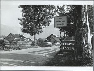 Schild 'Juden sind hier nicht erwünscht' am Ortseingang von Oberstdorf, Sommer 1938. Fotografie Arthur Lauck. (Stadtarchiv Nürnberg, E39_I_2257_4_1)