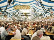 Festbetrieb im Kuchlbauer-Festzelt, 2003. (Stadtarchiv Abensberg)