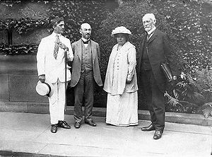 Ludwig Quidde (1858-1941) erhielt 1927 den Friedensnobelpreis als Vorsitzender der Deutschen Friedensgesellschaft. Das Foto zeigt ihn (rechts) mit weiteren Personen auf dem 8. Deutscher Pazifistenkongreß 13. Juni 1919 in Berlin. (Bayerische Staatsbibliothek, Bildarchiv hoff-5536)