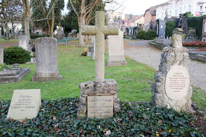 Auf dem Kapellenfriedhof in Bad Kissingen, der 1866 auch Schauplatz von Gefechten wurde, liegen Gefallene beider Seiten nebeneinander beerdigt. Hier sind drei Gräber von Offizieren zu sehen, rechts ein preußischer Hauptmann neben den Grabmälern zweier bayerischer Offiziere. (Fotografie von Tilman2007, lizenziert durch CC-BY-SA 4.0 via Wikimedia Commons)