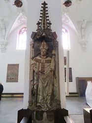 Grabmal von Bischof Gottfried IV. Schenk von Limpurg (1404-1455, reg. 1443-1455) im Würzburger Kiliansdom. (Foto von Wolfgang lizensiert durch CC BY-NC-SA 3.0 DE via Würzburg Wiki)