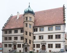 Lateinschulhaus von 1589/92. Der verputzte dreigeschossige Bau mit Treppenturm wurde von Leonhard Weidmann errichtet. (Foto von Tilman2007 lizensiert durch CC BY-SA 3.0 via Wikimedia Commons)