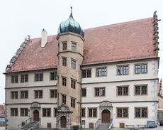 Lateinschulhaus von 1589/92. Der verputzte dreigeschossige Bau mit Treppenturm wurde von Leonhard Weidmann errichtet. (Foto von Tilman2007 lizensiert durch CC BY-SA 3.0 via Wikimedia Commons)
