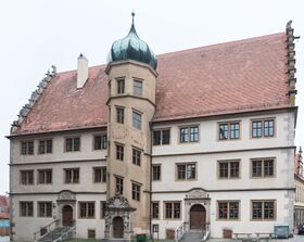 Lateinschulhaus von 1589/92. Der verputzte dreigeschossige Bau mit Treppenturm wurde von Leonhard Weidmann errichtet. (Foto von Tilman2007 lizensiert durch CC BY-SA 3.0 via Wikimedia Commons)
