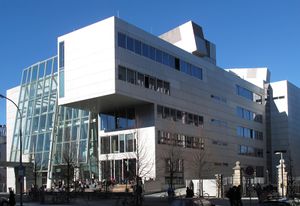 Erweiterungsbau der Akademie der Bildenden Künste München, der bis 2005 fertiggestellt wurde. (Foto von Schlaier lizensiert durch CC BY 3.0 via Wikimedia Commons)