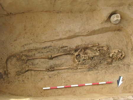 Abb. 5: Burgweinting (Krfr. Stadt Regensburg), Bestattung der älteren Merowingerzeit mit Nische für die Gefäßbeigabe. (Bayerisches Landesamt für Denkmalpflege)