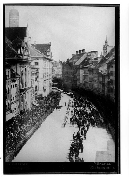 Datei:Leichenzug Ludwig II Neuhauser Straße II.jpg
