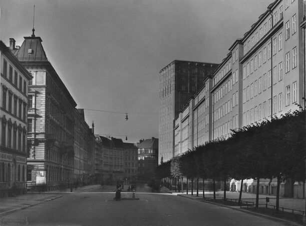 Gebäudekomplex des Technischen Rathauses in München (rechts im Bild) mit dem markanten Hochhaus (erbaut 1928-1929) von Hermann Leitenstorfer. (Stadtarchiv München, DE-1992-FS-HB-V-b-1530)