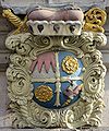Das Wappen von Fürstbischof Johann Gottfried von Guttenberg (1645-1698, reg. 1684-1698) über dem Hauptportal von Stift Haug. (Foto von Wolfgang lizensiert durch CC BY-SA 3.0 via WürzburgWiki)