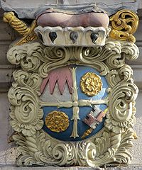 Das Wappen von Fürstbischof Johann Gottfried von Guttenberg (1645-1698, reg. 1684-1698) über dem Hauptportal von Stift Haug. (Foto von Wolfgang lizensiert durch CC BY-SA 3.0 via WürzburgWiki)
