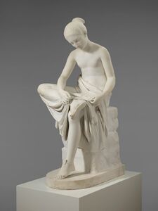 Die Sandalenbinderin von Rudolf Schadow (1786-1822), Skulptur von 1817. (Bayerische Staatsgemäldesammlungen - Neue Pinakothek München, Inventarnummer WAF B 24, lizenziert durch CC BY-SA 4.0)