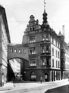 In dem repräsentativen Stadthaus in der Münchner Prannerstraße (Aufnahme um 1935) war ab 1903 zunächst das Technische Büro untergebracht. 1954 zogen hier das Siemens Museum und das Unternehmensarchiv (heute Siemens Historical Institute in Berlin) ein und blieben bis 1999. (Siemens Historical Institute)