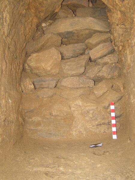 Datei:Erdstall Grasfilzing.jpg