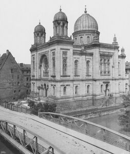Die Nürnberger Hauptsynagoge wurde vom Architekten Adolf Wolff (1832-1885) am Hans-Sachs-Platz errichtet. 1938 wurde sie abgerissen, seit 1988 erinnert ein Gedenkstein an sie. Foto von Johann Brunner, 1891. (Bayerische Staatsbibliothek, Bildarchiv port-02504)