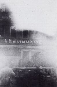 Plünderung des in der Pogromnacht verwüsteten Textilgeschäfts A. Hamburger in der Domstraße in Würzburg am 10. November 1938. (Staatsarchiv Kitzingen, Textilgeschäft A. Hamburger, StAWü, Gestapostelle Würzburg 814)