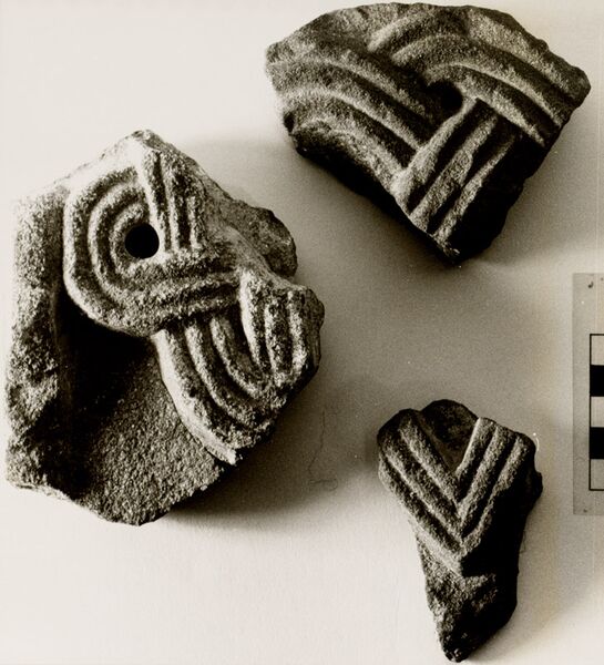 Datei:Benediktbeuern Amorphe Fragmente.jpg