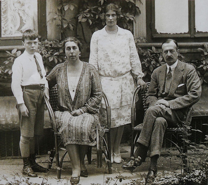 Datei:Großfürst Kyrill Familie 1920.jpg
