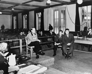 Dr. Fritz Hintermayer (1911-1946), 1944/45 Arzt im Konzentrationslager Dachau und SS-Angehöriger, während des Prozesses gegen das Dachauer Lagerpersonal. Hintermayer oblag in Dachau die Gesamtverantwortung für die dortige Ärzteschaft. Laut Zeugenaussagen war er an Menschenversuchen beteiligt. Der Dachauer-Hauptprozess wurde vom 15. November bis zum 13. Dezember 1945 durchgeführt. Hintermayer wurde am 13. Dezember 1945 zum Tode verurteilt und am 29. Mai 1946 in Landsberg hingerichtet. (United States Holocaust Memorial Museum, Bild-Nr. 82889)