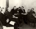 Ministerratssitzung am 13. März 1946 im Arbeitszimmer Hoegners in der Staatskanzlei. Von Links: Kultusminister Franz Fendt, Finanzminister Fritz Terhalle, Wirtschaftsminister Ludwig Erhard, Ministerratssekretär Claus Leusser, Landwirtschaftsminister Joseph Baumgartner, Ministerpräsident Wilhelm Hoegner. (Privatbesitz Harald Hoegner, München; mit Genehmigung durch die Historische Kommission München)