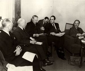 Ministerratssitzung am 13. März 1946 im Arbeitszimmer Hoegners in der Staatskanzlei. Von Links: Kultusminister Franz Fendt, Finanzminister Fritz Terhalle, Wirtschaftsminister Ludwig Erhard, Ministerratssekretär Claus Leusser, Landwirtschaftsminister Joseph Baumgartner, Ministerpräsident Wilhelm Hoegner. (Privatbesitz Harald Hoegner, München; mit Genehmigung durch die Historische Kommission München)