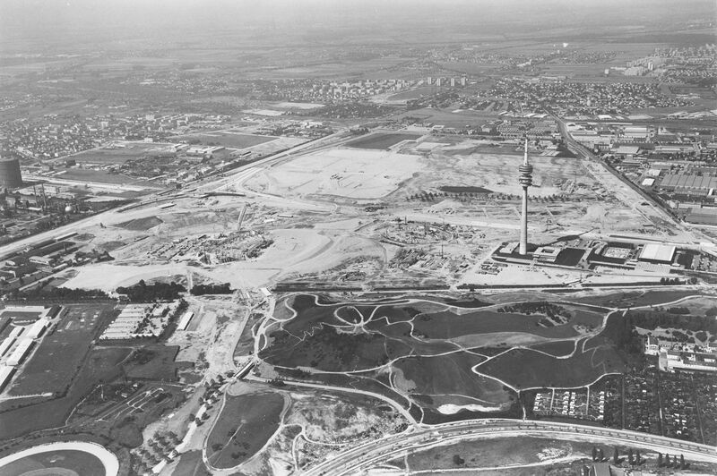 Datei:Olympiapark Bauarbeiten Luftbild 1969.jpg