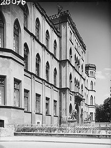 Das Wittelsbacher Palais in München wurde 1843 bis 1848 nach den Entwürfen von Friedrich von Gärtner (1791-1847) errichtet und sollte den bayerischen Kronprinzen als Wohnsitz dienen. Ab 1887 wohnte hier König Ludwig III. (1845-1921, König 1913-1918). Ab 1933 war es Hauptquartier der Gestapo, die hier ein Gefängnis unterhielt. Foto von 1935. (Bayerisches Landesamt für Denkmalpflege)