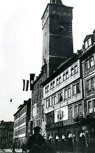 Am 9. März 1933 wurde am Würzburger Rathaus die Hakenkreuzfahne neben der schwarz-weiß-roten Fahne des Deutschen Kaiserreiches gehisst.(Stadtarchiv Würzburg, Photosammlung "Nationalsozialismus")