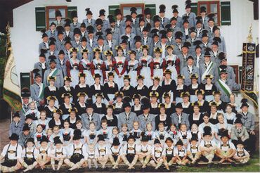 Gruppenbild des Trachtenvereins von Prien a.Chiemsee aus dem Jahr 2005. (Sammlung Tracht – Gwand – Mode des Freilichtmuseums Glentleiten)