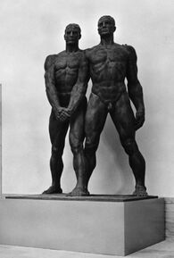 "Kameradschaft" von Josef Thorak (1889-1952). Ausgestellt bei der Großen Deutschen Kunstausstellung 1937. Foto: Heinrich Hoffmann, 1937 (Ausschnitt). (Bayerische Staatsbibliothek, Bildarchiv hoff-70680)