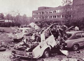 Ergebnis des Anschlags auf das Bayerische Landeskriminalamt (LKA) in München. Am 12. Mai 1972 verübte die RAF auf dem Parkplatz des LKA einen Autobombenanschlag, bei dem fünf Polizeibeamte verletzt wurden und noch im ersten Stock die Fensterscheiben zerbrachen. (Landeskriminalamt)