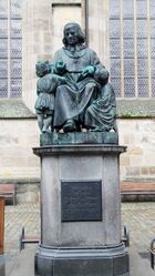 Denkmal von Christoph von Schmid in seinem Geburtsort Dinkelsbühl. Inschrift: "Dem Erzähler der Jugend Christoph von Schmid. geb. 15. August 1768. gest. 3. September 1854". (Foto: Daniel Rittenauer)