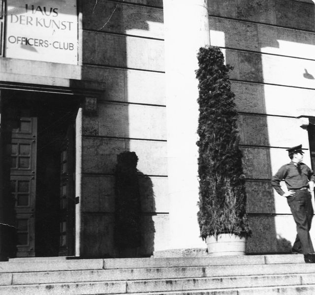 Datei:Officers Club Haus der Kunst.jpg